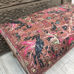 Peut inclure: Un ottoman rectangulaire brun avec un dessus en tissu &agrave; motifs floraux. Le tissu pr&eacute;sente des accents roses, noirs et jaunes.