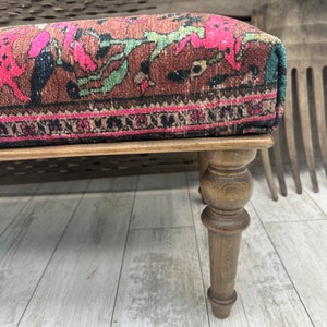 Peut inclure: Un repose-pieds en bois avec des pieds tourn&eacute;s et un dessus en tissu &agrave; motifs floraux color&eacute;s.