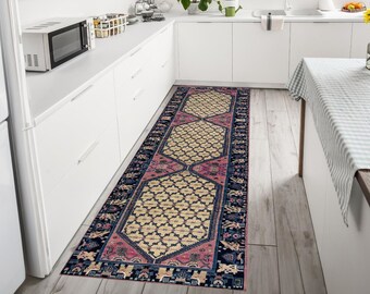 Puede incluir: Una alfombra de pasillo larga y estrecha con un patrón geométrico en tonos de rosa, azul y amarillo. La alfombra tiene un aspecto tradicional y vintage y añadiría un toque de color y estilo a cualquier cocina o pasillo.