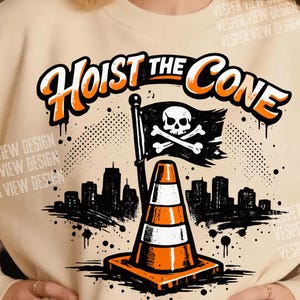 Peut inclure: Sweat-shirt cr&egrave;me avec un motif &laquo; Hoist the Cone &raquo;. Le design comprend un drapeau pirate avec une t&ecirc;te de mort et des os crois&eacute;s, un c&ocirc;ne de signalisation et une silhouette de ville. Le sweat-shirt a des manches longues.