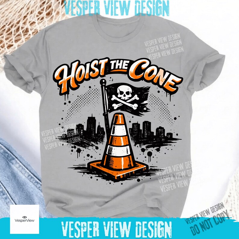 Peut inclure: T-shirt gris avec l'inscription "Hoist the Cone" en orange et blanc. Le motif comprend un drapeau pirate avec une t&ecirc;te de mort et des os crois&eacute;s, un c&ocirc;ne de signalisation orange et blanc et une silhouette de ville.