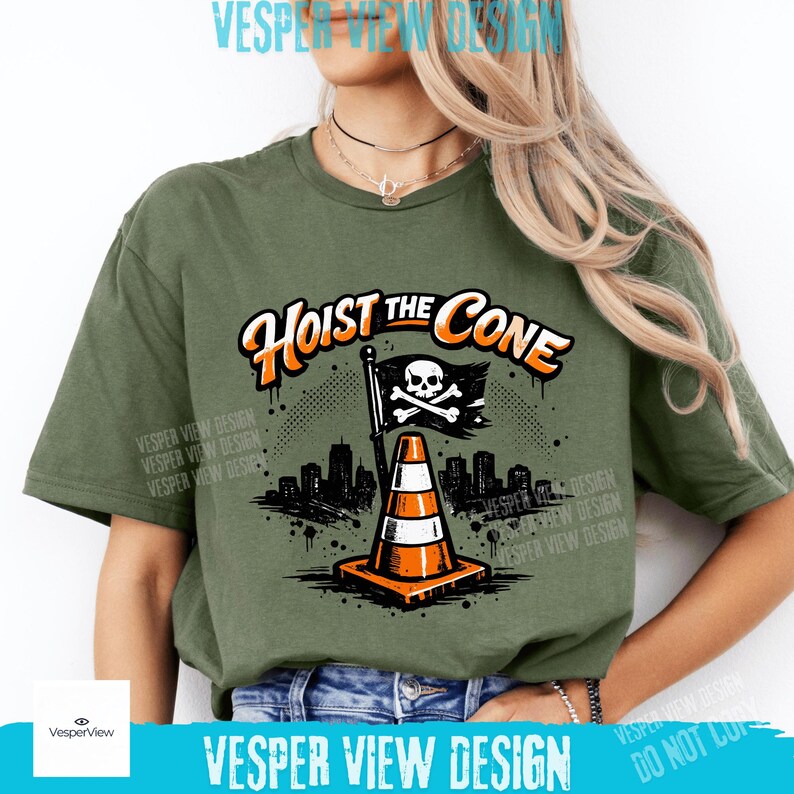 Peut inclure: T-shirt vert olive avec l'inscription "Hoist the Cone" en orange et blanc. Le motif comprend un c&ocirc;ne de signalisation, un drapeau t&ecirc;te de mort et une silhouette de ville. T-shirt de style d&eacute;contract&eacute;, unisexe.