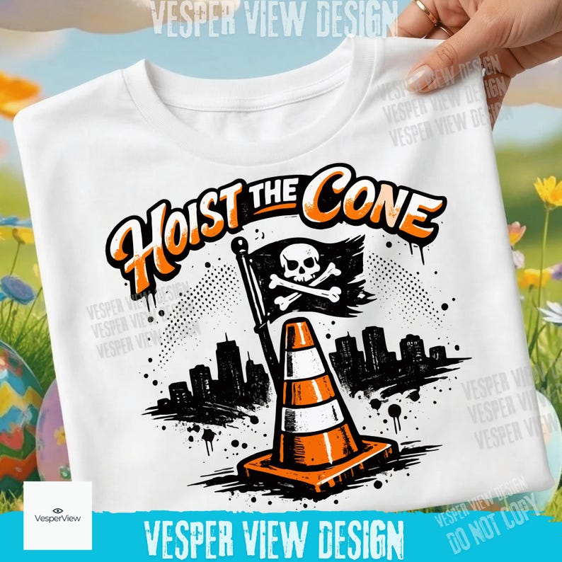 Peut inclure: T-shirt blanc avec un motif graphique. Le motif pr&eacute;sente le texte "Hoist the Cone" en orange et noir, un drapeau pirate avec une t&ecirc;te de mort et des os crois&eacute;s, un c&ocirc;ne de signalisation orange et blanc et une silhouette de paysage urbain.