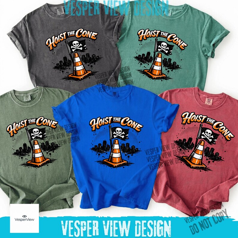 Peut inclure: Plusieurs t-shirts de couleurs vari&eacute;es : gris, vert, bleu, rouge et sarcelle. Chaque t-shirt affiche l'inscription "Hoist the Cone" avec un c&ocirc;ne de signalisation, un drapeau de pirate et un paysage urbain.