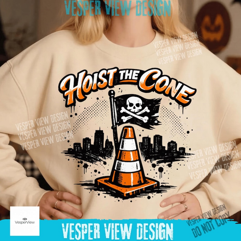 Peut inclure: Sweat-shirt cr&egrave;me avec un motif &laquo; Hoist the Cone &raquo;. Le design comprend un drapeau pirate avec une t&ecirc;te de mort et des os crois&eacute;s, un c&ocirc;ne de signalisation et une silhouette de ville. Le sweat-shirt a des manches longues.