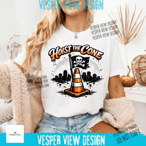 Peut inclure: T-shirt blanc avec un motif graphique repr&eacute;sentant un c&ocirc;ne de signalisation orange et blanc, un drapeau avec une t&ecirc;te de mort et des os crois&eacute;s, et le texte "Hoist the Cone". Le motif comprend une silhouette de ville et un fond pointill&eacute;.