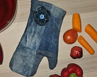 OVEN GLOVE from recycled denim.