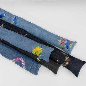 Paraspifferi in denim ricamato per finestre: paraspifferi riciclato