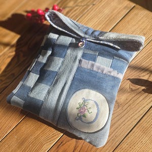 Funda de libro de mezclilla reciclada personalizada / Funda de libro ecológica con la letra D / Bolsa de tela reciclada personalizada
