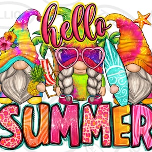 Peut inclure: Trois gnomes avec des chapeaux tie-dye et de longues barbes blanches. Le gnome du milieu porte des lunettes de soleil en forme de cœur roses et une chemise verte. Les gnomes tiennent un ananas, une planche de surf et une chaise de plage. Le texte "hello summer" est écrit en lettres roses et bleues avec un effet brillant.