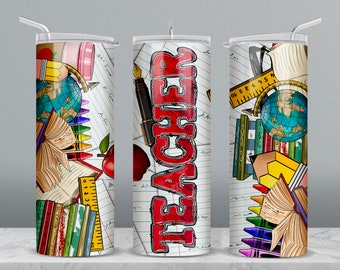 Puede incluir: Tres vasos de acero inoxidable con temática de profesor. Los vasos presentan un diseño de "Teacher" rojo y blanco, un diseño colorido con libros, lápices y un globo terráqueo, y un diseño colorido con libros, lápices y una regla.