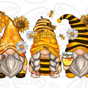 Peut inclure: Trois gnomes vêtus de tenues jaunes et noires sur le thème des abeilles. Un gnome porte un chapeau en nid d'abeille, un autre un chapeau rayé et le troisième un chapeau en forme de ruche. Les trois gnomes ont des barbes blanches et tiennent des objets liés au miel.