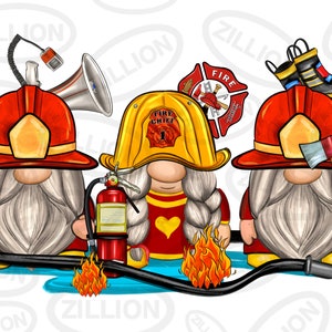 以下が含まれることがあります： 消防士に扮した3人のノーム。中央のノームは、「消防隊長」と書かれた黄色いヘルメットをかぶっています。左のノームは消火ホースを持ち、右のノームは斧を持っています。3人とも白いひげを生やし、赤いシャツを着ています。