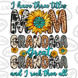 以下が含まれることがあります： 「私は3つの称号を持っています」と「ママ、おばあちゃん、ひいおばあちゃん、そして私はみんなをロックします」という言葉が入ったグラフィックデザイン。言葉は、牛柄、ヒョウ柄、花柄のカラフルなフォントで書かれています。デザインはひまわりで囲まれています。
