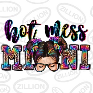 Pode incluir: Um design tie-dye colorido com o texto "hot mess mom" em preto. A palavra "mom" é estilizada com o rosto de uma mulher usando óculos e cabelo em dois coques desgrenhados com laços tie-dye.