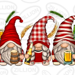 Könnte beinhalten: Drei Gnome, die rote und weiße karierten und gestreiften Hüte tragen und Bierkrüge halten. Die Gnome stehen vor Fässern mit Bierflaschen und Krügen.