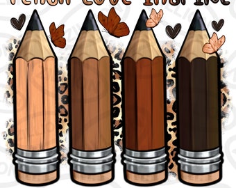 Può includere: Quattro matite marroni con bande argentate, ciascuna con una tonalità di marrone diversa. Le matite sono disposte verticalmente su uno sfondo bianco con un motivo leopardato dietro di loro. Il testo "TEACH LOVE INSPIRE" è in alto nell'immagine e "MOTIVATION LEAD ENCOURAGE" è in basso. Farfalle volano intorno alle matite.