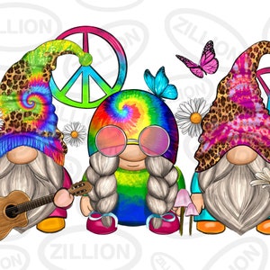 Peut inclure: Trois gnomes tie-dye avec des signes de paix et un papillon. Un gnome joue de la guitare, un autre tient une fleur et le dernier porte des lunettes de soleil.