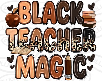 Può includere: Grafica Black Teacher Magic con lettere marroni, nere e con stampa leopardata. La grafica include una mela rossa, una matita e una pila di libri.
