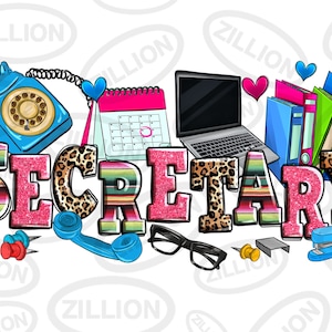 Può includere: Un design grafico colorato con la parola "SECRETARY" in lettere rosa con glitter e accenti leopardati. Il design include un telefono rotativo blu, un laptop, un calendario, una graffatrice, puntine da disegno e cartelle.