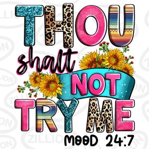 Op de afbeelding: Een kleurrijk grafisch ontwerp met de tekst "Thou shalt not try me Mood 24:7". Het ontwerp heeft een roze, blauwe en gele kleurstelling met een luipaardprint, een zuidwestelijk patroon en zonnebloemen.