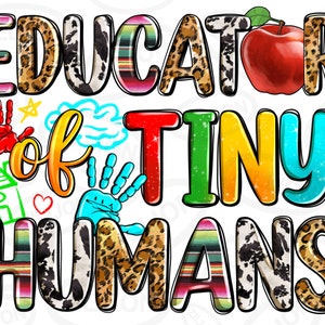 Op de afbeelding: Kleurrijke grafische tekst die "Educator of Tiny Humans" luidt met een rode appel, handafdrukken, een huis en een hart. De tekst is versierd met een luipaardprint, koe-print en een kleurrijk gestreept patroon.
