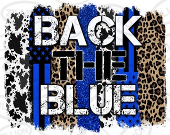 Peut inclure: Composition graphique avec le texte "BACK THE BLUE" en blanc, sur un fond de motifs variés. On distingue un imprimé vache, une section pailletée bleue, un imprimé léopard et un motif drapeau américain bleu et noir.