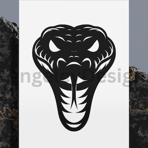 Op de afbeelding: Zwart-witte illustratie van een cobra met zijn bek open en zichtbare tanden. De kop van de slang is naar voren gericht en zijn ogen zijn wijd open.