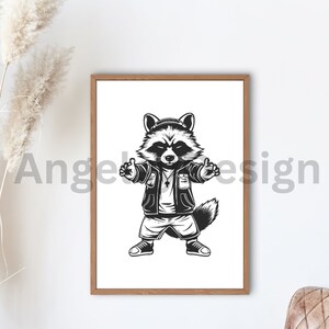 K&ouml;nnte beinhalten: Schwarzwei&szlig;-Illustration eines Waschb&auml;ren, der eine Jacke, Shorts und eine Halskette tr&auml;gt. Der Waschb&auml;r steht mit ausgestreckten Armen da und hat einen verspielten Gesichtsausdruck.