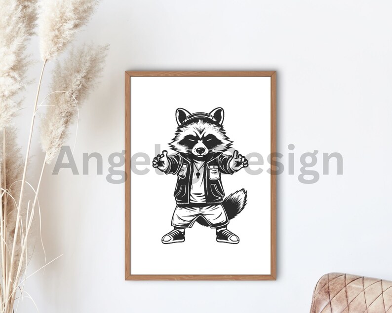 K&ouml;nnte beinhalten: Schwarzwei&szlig;-Illustration eines Waschb&auml;ren, der eine Jacke, Shorts und eine Halskette tr&auml;gt. Der Waschb&auml;r steht mit ausgestreckten Armen da und hat einen verspielten Gesichtsausdruck.
