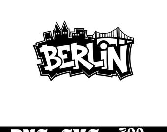 Può includere: Grafica in bianco e nero della parola "BERLIN" in stile graffiti, con una silhouette di skyline sopra. L'immagine include un ponte ed edifici, con il testo "PNG SVG 300 DPI" in basso.