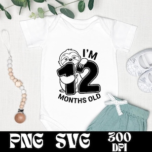 Ik ben 12 maanden oud SVG- en png-ontwerp | Babymaandmarkering | Schattige babyluiaardcartoon | Mijlpaal van één jaar | Cadeau voor baby | New Born-afbeeldingen