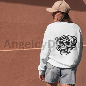 Op de afbeelding: Wit sweatshirt met een zwart-witte afbeelding van een schedel met een slang eromheen.