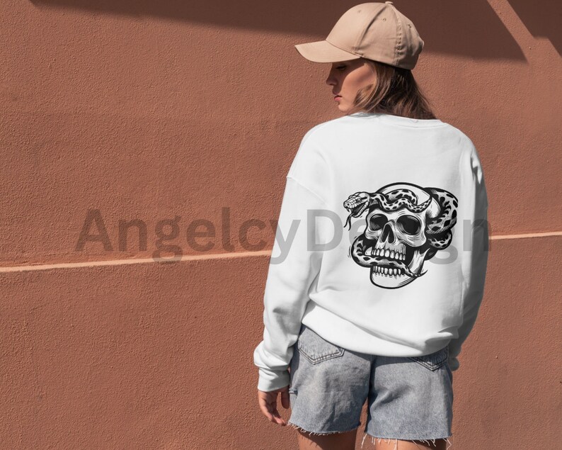Op de afbeelding: Wit sweatshirt met een zwart-witte afbeelding van een schedel met een slang eromheen.