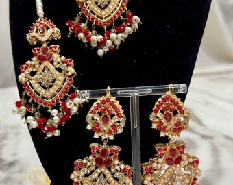 Declaración de joyería india Gargantilla con perlas y piedras rojas: collar, pendientes y tikka