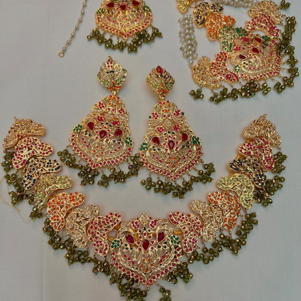 NOUVEAU ! Parure de mariage indienne pakistanaise Noratan - collier, boucles d'oreilles, tikka, Jhumar - vert olive et or