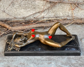 Statuette de luxe en bronze représentant une femme nue allongée, décoration