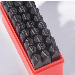 Juego de sellos metálicos de letras y números (A-Z, 0-9): herramienta de perforación de acero para joyería, cuero, madera, plástico y metales blandos. Tamaños de 2 mm a 12,5 mm.