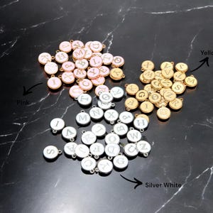 26 dijes dorados con letras del alfabeto: colgantes de esmalte blanco de doble cara para bisutería DIY
