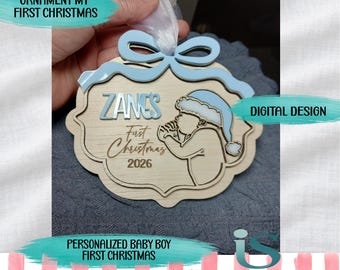 Kerstornament voor de eerste kerst van een babyjongen, gepersonaliseerd aandenken met naamplaatje, cadeau, eerste kerstdecoratie, houten lasergesneden SVG- en PDF-bestand downloaden.