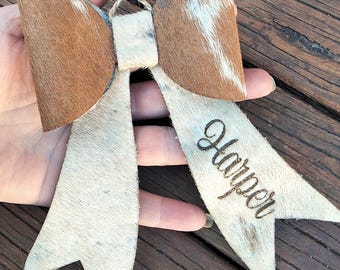 Gepersonaliseerde koeienhuid strikornament – rustieke hair-on-hide kerstversiering – aangepaste naam aandenken – handgemaakt Aussie-cadeau