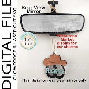 Könnte beinhalten: Eine digitale Datei für einen Rückspiegel, mit dem Text "DIGITAL FILE GLOWFORGE & LASER CUT SVG". Der Spiegel ist schwarz mit einer silbernen, reflektierenden Oberfläche. Ein brauner Cowboyhut-Anhänger mit dem Namen "HARPER" hängt darunter.