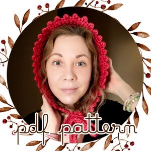 Könnte beinhalten: Eine rote Häkelhaube mit gewelltem Rand und Bindebändern. Die Haube wird von einer Person getragen. Das Bild hat den Text "pdf pattern" in handschriftlichem Stil. Das Bild wird von einem dekorativen Rahmen aus braunen Blättern und Beeren umrahmt.