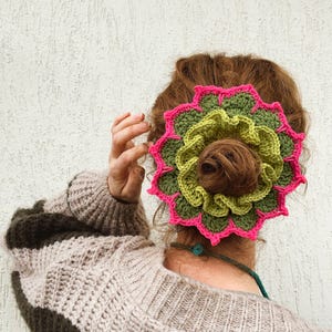 Grande scrunchie a forma di fiore, grande accessorio per capelli all&#39;uncinetto, scrunchie dai colori vivaci