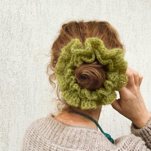 Virkad olivgrön mohair scrunchie