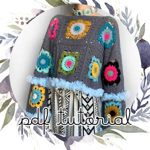 Könnte beinhalten: Ein grauer Häkelpullover mit bunten Blumenquadraten und hellblauen Fransen. Der Pullover hat einen quadratischen Ausschnitt und lange Ärmel. Der Text "pdf tutorial" steht unten im Bild.