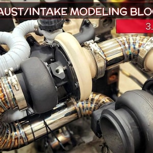 Puede incluir: Primer plano de un motor con componentes de escape y admisión. La imagen muestra tuberías metálicas, componentes negros y el texto "EXHAUST/INTAKE MODELING BLOCKS" y "3.000"" en una pancarta roja. Las piezas del motor están conectadas con abrazaderas.