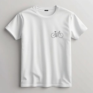 Könnte beinhalten: Weißes T-Shirt mit einer kleinen, schwarzen Fahrradgrafik auf der linken Brust. Das Fahrrad-Design ist eine einfache Strichzeichnung. Das Shirt hat einen Rundhalsausschnitt und kurze Ärmel. Der Stoff scheint weich und leicht zu sein.