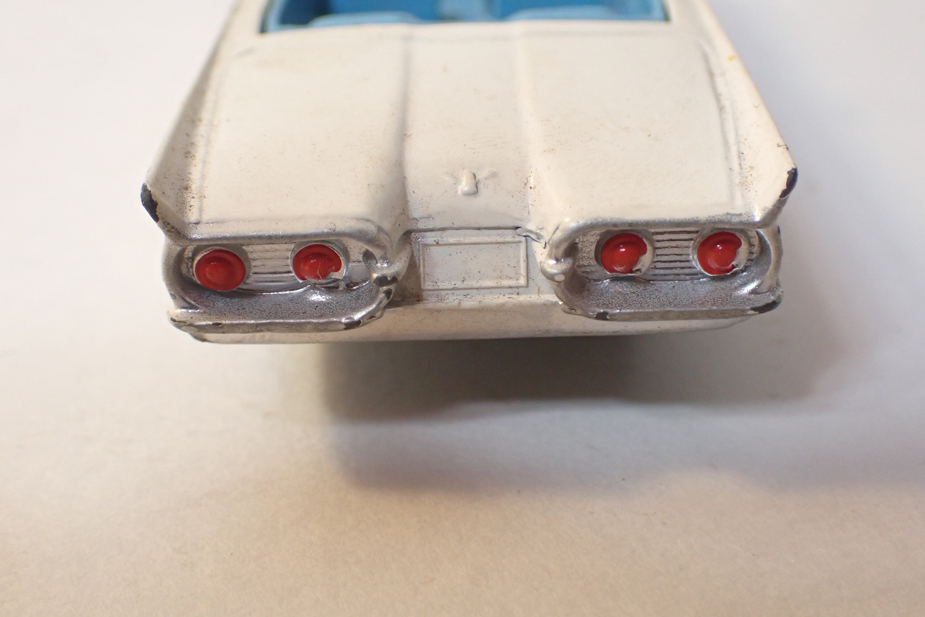 Corgi toys - Ford thunderbird open sport - Neuf en boite ref 2155, Vente aux enchères : Jouets - Trains - Poupées - Automates