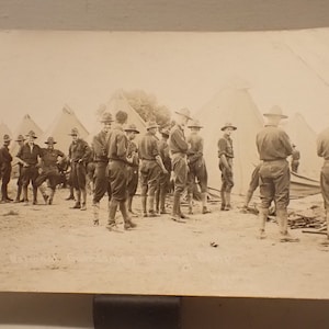 cartão postal com foto real, guardas nacionais da primeira guerra mundial fazendo soldados e barracas de acampamento